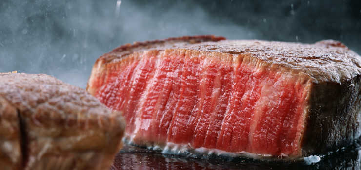 厚切りの牛肉ステーキ
