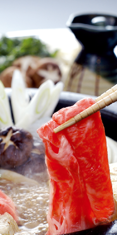 しゃぶしゃぶの鍋に牛肉を入れる